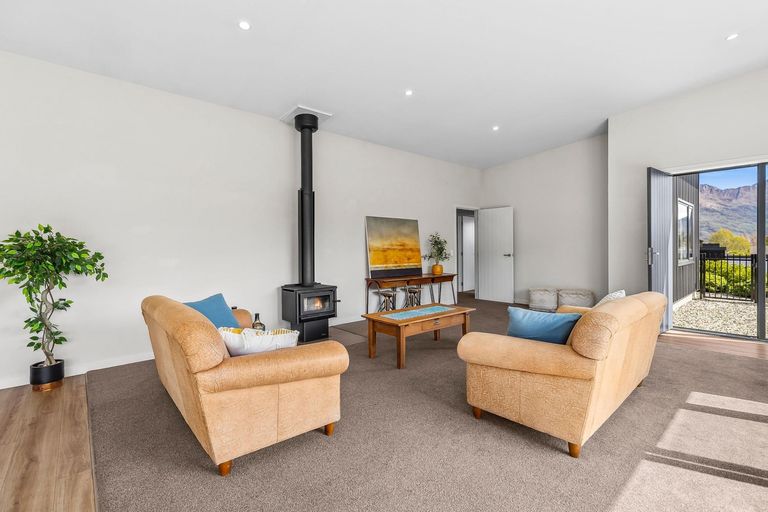 Photo of property in 4 Kahu Close, Wanaka, 9305