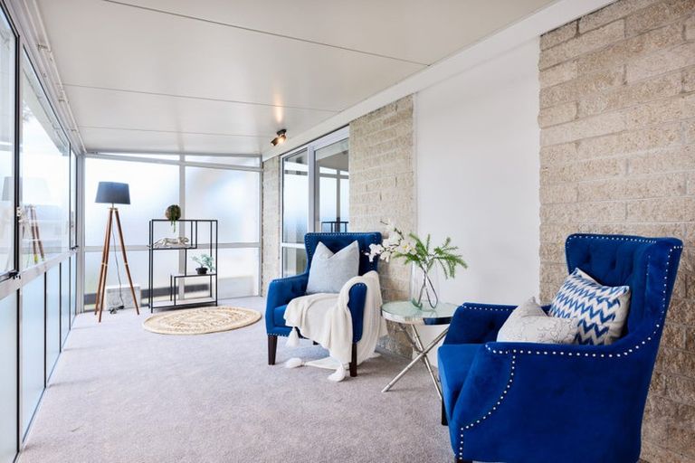 Photo of property in 1/1 Flagstaff Place, Massey, Auckland, 0614