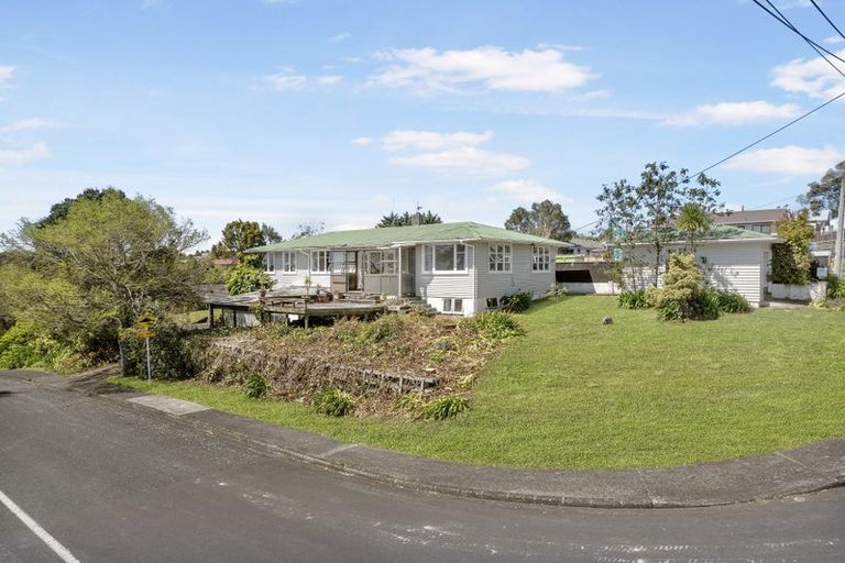 Photo of property in 84 Awaroa Road, Sunnyvale, Auckland, 0612