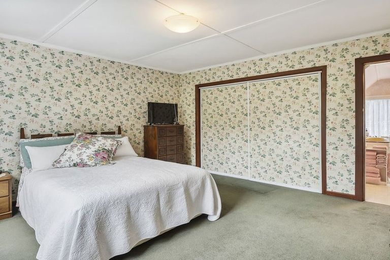 Photo of property in 52 Waldron Crescent, Green Island, Dunedin, 9018