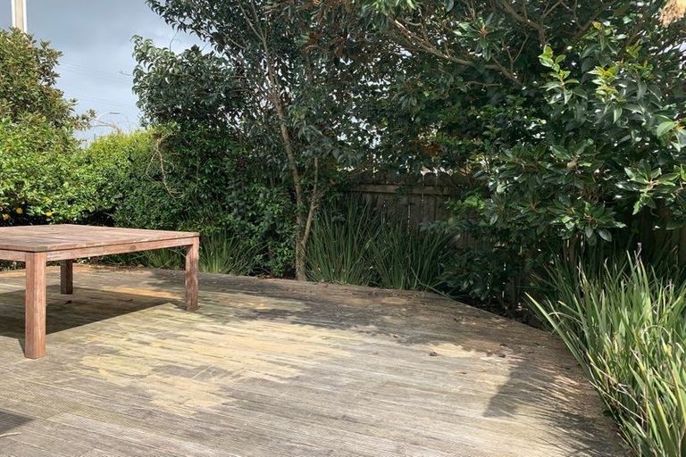Photo of property in 2a Exmouth Road, Northcote, Auckland, 0627