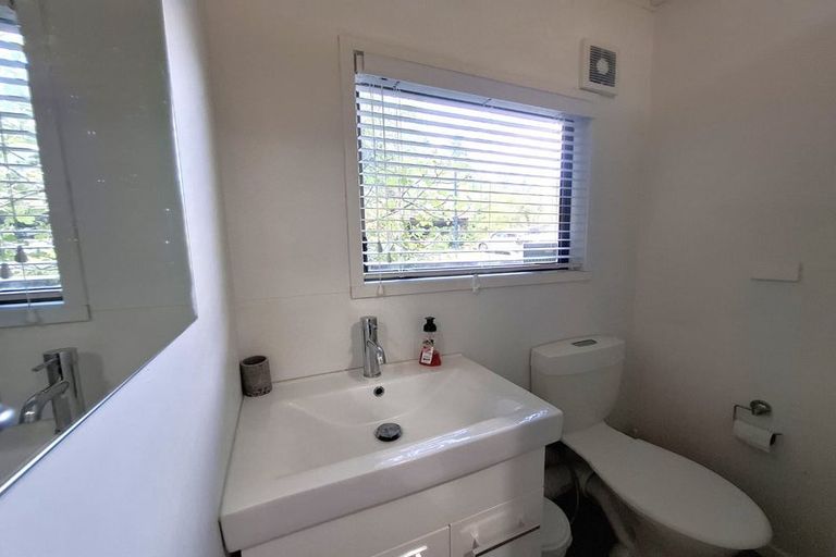 Photo of property in 1/72 Lake Road, Northcote, Auckland, 0627