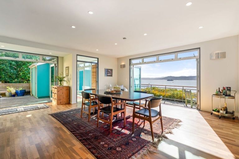 Photo of property in 365 Karaka Bay Road, Karaka Bays, Wellington, 6022