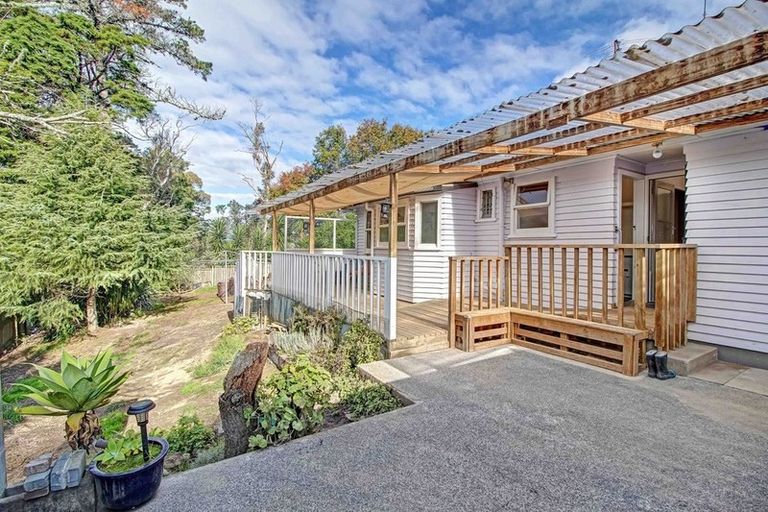 Photo of property in 49 Totaravale Drive, Totara Vale, Auckland, 0629