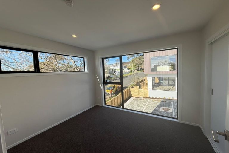 Photo of property in 27 Meadowood Drive, Unsworth Heights, Auckland, 0632