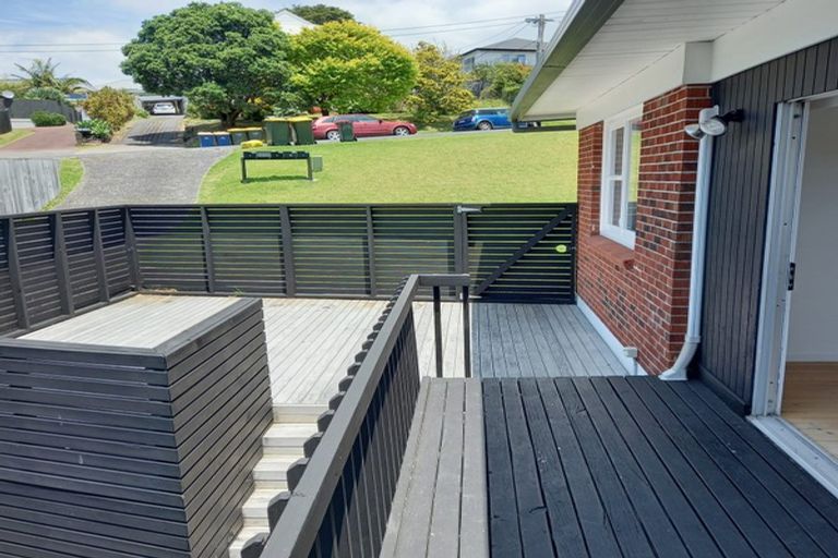 Photo of property in 1/20 Penning Road, Castor Bay, Auckland, 0620