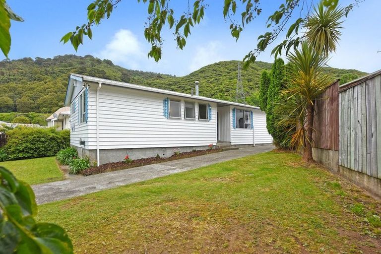 Photo of property in 71 Hartford Crescent, Totara Park, Upper Hutt, 5018