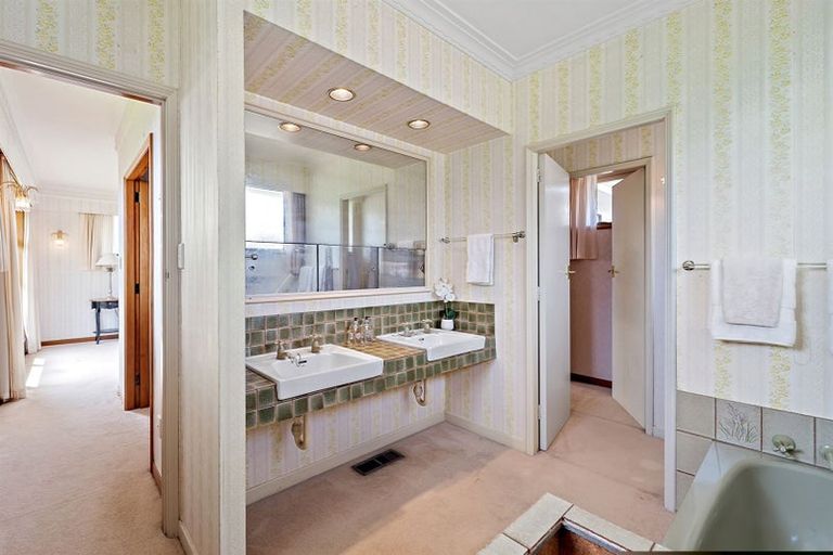 Photo of property in 2 Pendene Place, Forrest Hill, Auckland, 0620