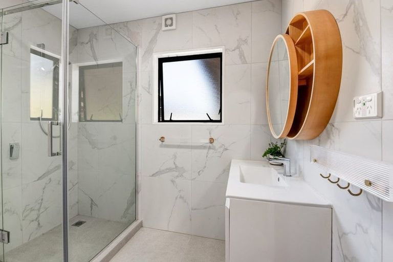 Photo of property in 14 Mallard Place, Unsworth Heights, Auckland, 0632