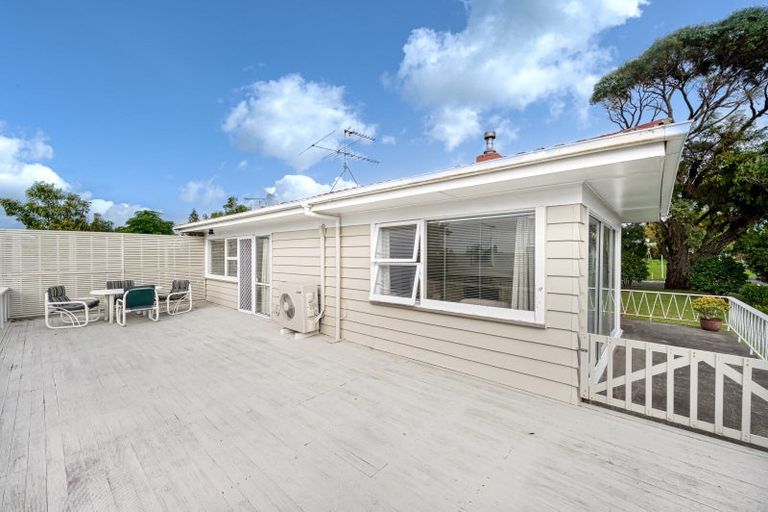 Photo of property in 125 Reeves Road, Pakuranga Heights, Auckland, 2010