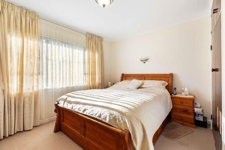 Photo of property in 1/81 Awaroa Road, Sunnyvale, Auckland, 0612