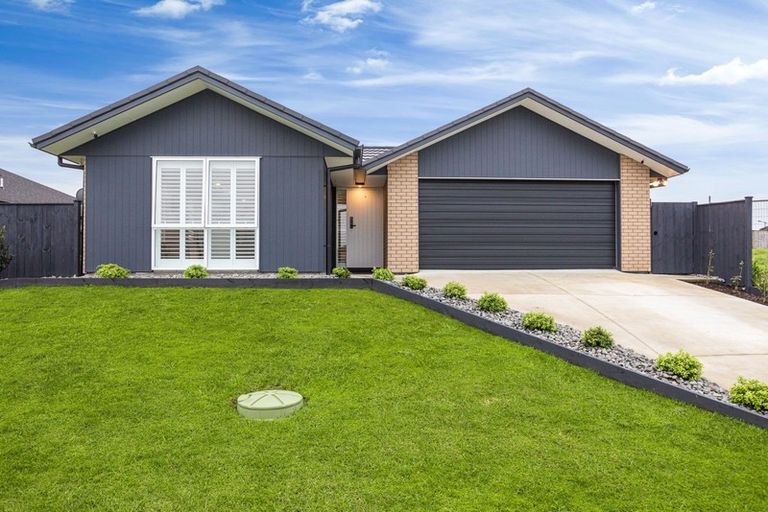 Photo of property in 8 Tahuna Minhinnick Drive, Glenbrook, Waiuku, 2681