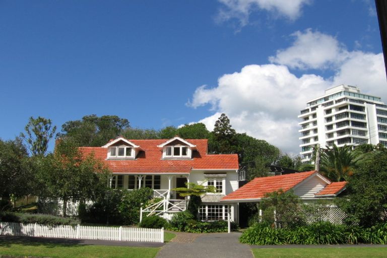 Photo of property in 51 Stanley Point Road, Stanley Point, Auckland, 0624