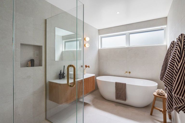 Photo of property in 2/1 The Brae, Mount Pleasant, Christchurch, 8081