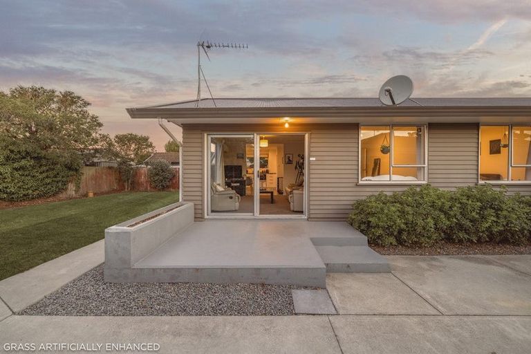 Photo of property in 2/90 Queenspark Drive, Parklands, Christchurch, 8083