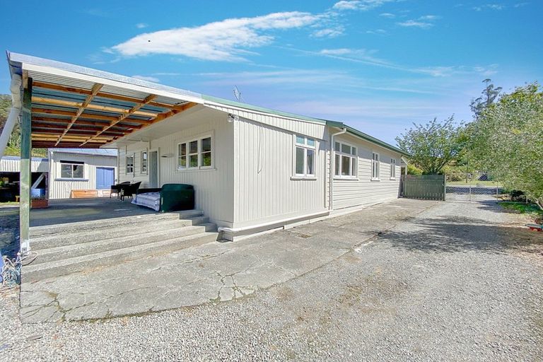 Photo of property in 10 Paraekaretu Street, Hunterville, 4730