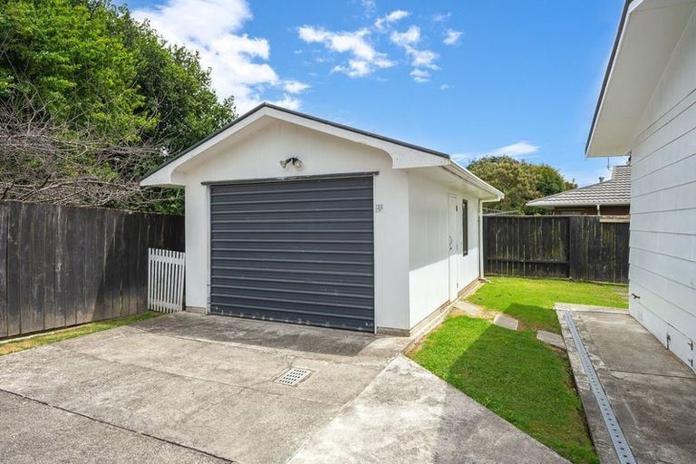 Photo of property in 15 Atarau Grove, Paraparaumu, 5032