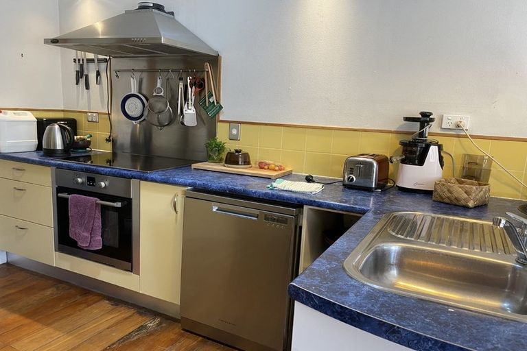 Photo of property in 121 Wellington Street, Picton, 7220