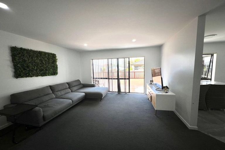 Photo of property in 17 Semillon Avenue, Henderson, Auckland, 0612