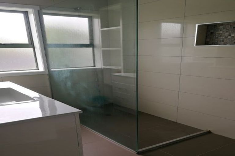 Photo of property in 12 Bamboo Grove, Kelston, Auckland, 0602