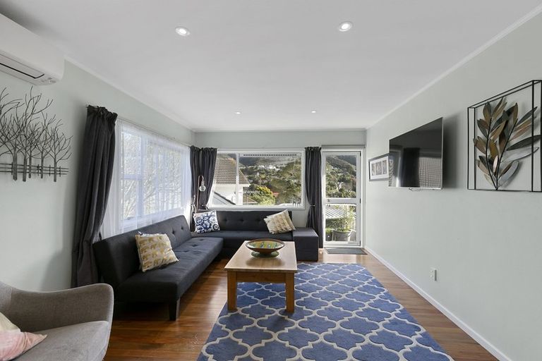 Photo of property in 17 Woodhouse Avenue, Karori, Wellington, 6012