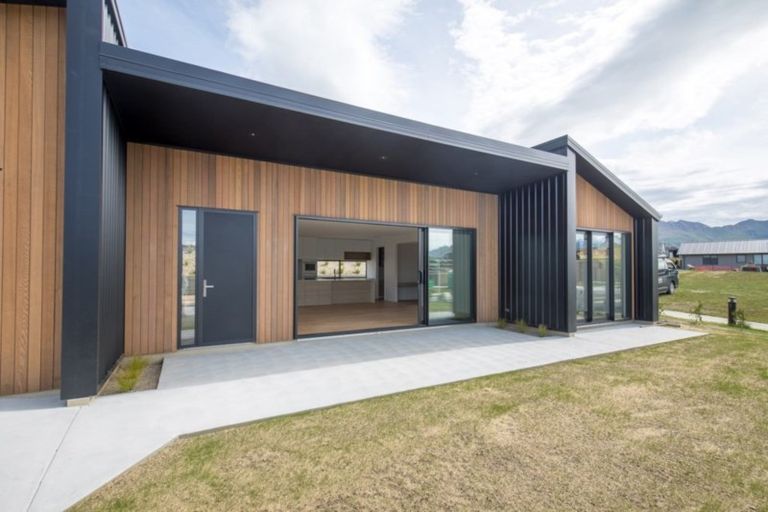 Photo of property in 33 Obelisk Street, Wanaka, 9305