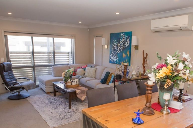 Photo of property in 8 Brindle Way, Newlands, Wellington, 6037