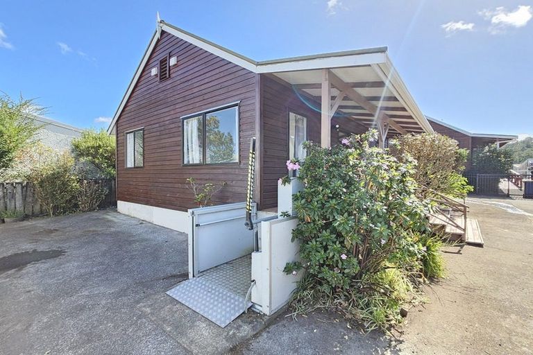 Photo of property in 3/708 Swanson Road, Swanson, Auckland, 0612