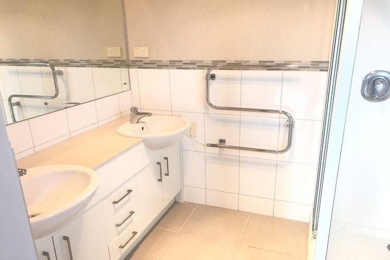 Photo of property in 12 Seresin Crescent, Flat Bush, Auckland, 2016