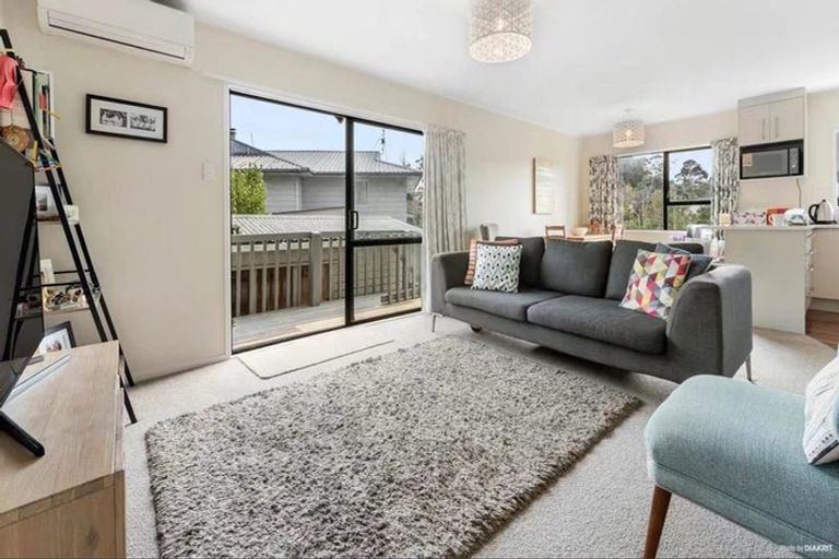 Photo of property in 8 Midgley Road, West Harbour, Auckland, 0618