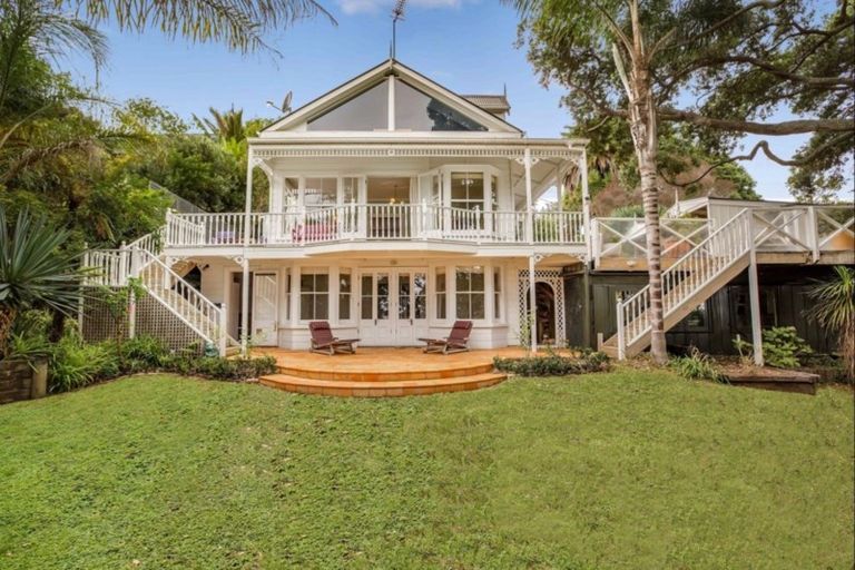 Photo of property in 36 Queen Street, Northcote Point, Auckland, 0627