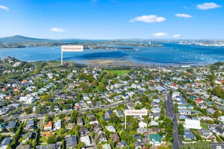 Photo of property in 15c Rodney Road, Northcote Point, Auckland, 0627
