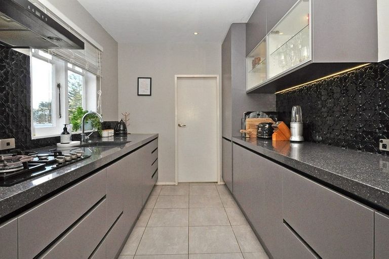 Photo of property in 47 View Road, Henderson, Auckland, 0612