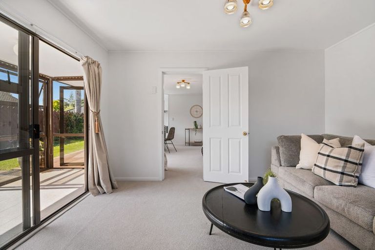 Photo of property in 26 Settlers Grove, Orewa, 0931
