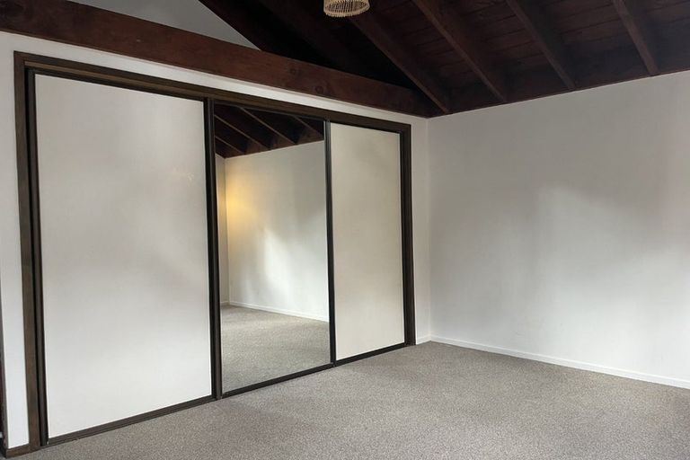 Photo of property in 24 Valley Road, Northcote, Auckland, 0626