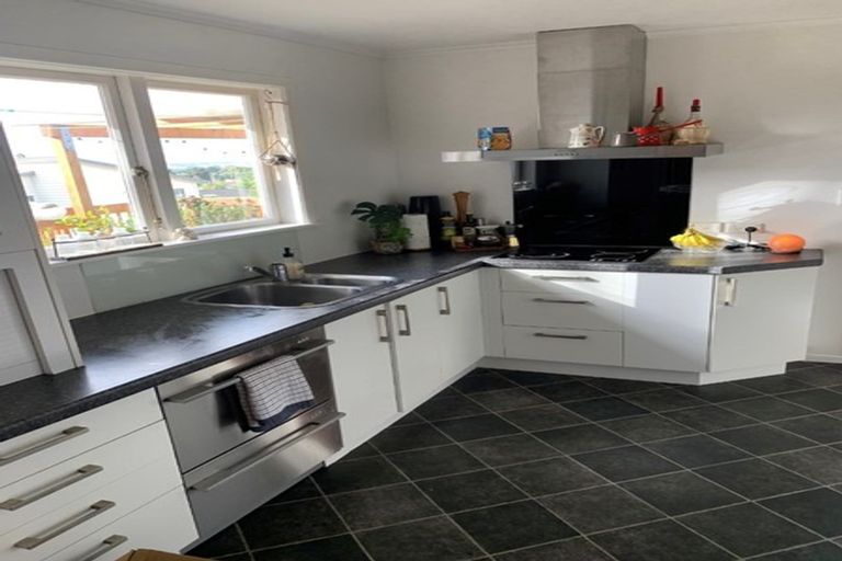 Photo of property in 12 Cron Avenue, Te Atatu South, Auckland, 0610