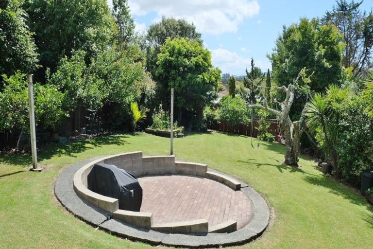 Photo of property in 1 Titchener Street, New Lynn, Auckland, 0600