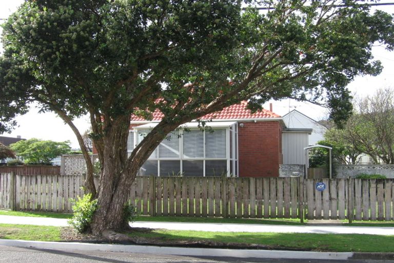 Photo of property in 8 Gillespie Street, Taita, Lower Hutt, 5011