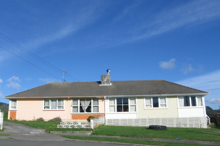 Photo of property in 6 Dumont Place, Cannons Creek, Porirua, 5024