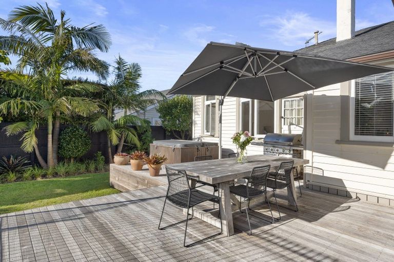 Photo of property in 8 Tiri Road, Milford, Auckland, 0620