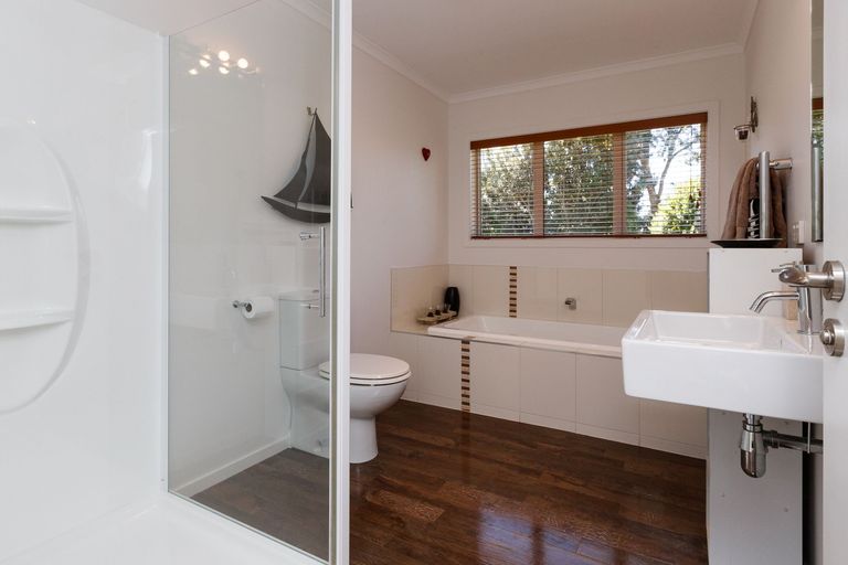 Photo of property in 35 Oram Drive, Turitea, Palmerston North, 4472