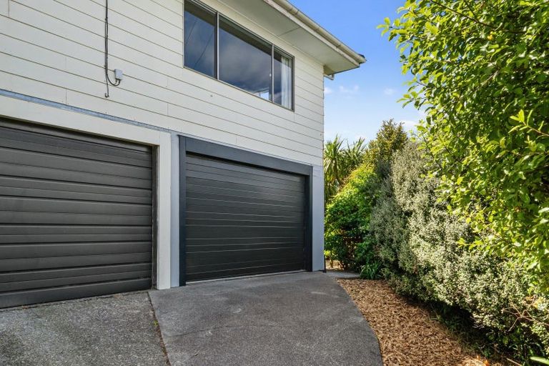 Photo of property in 23a Brooker Grove, Newlands, Wellington, 6037