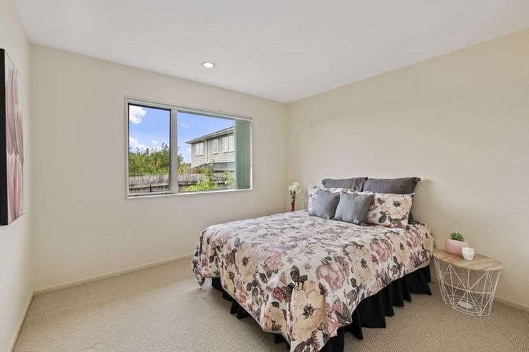 Photo of property in 78 Lake Panorama Drive, Henderson Valley, Auckland, 0612