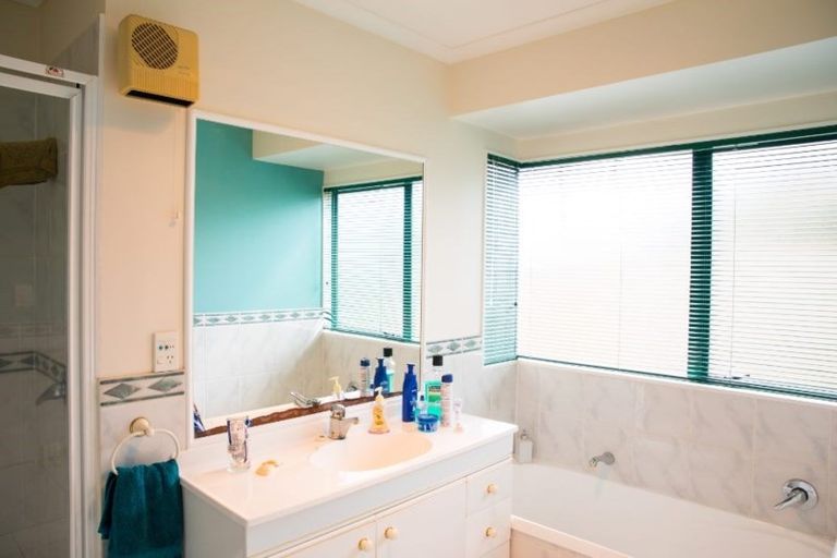 Photo of property in 11 Linicro Place, Wattle Downs, Auckland, 2103