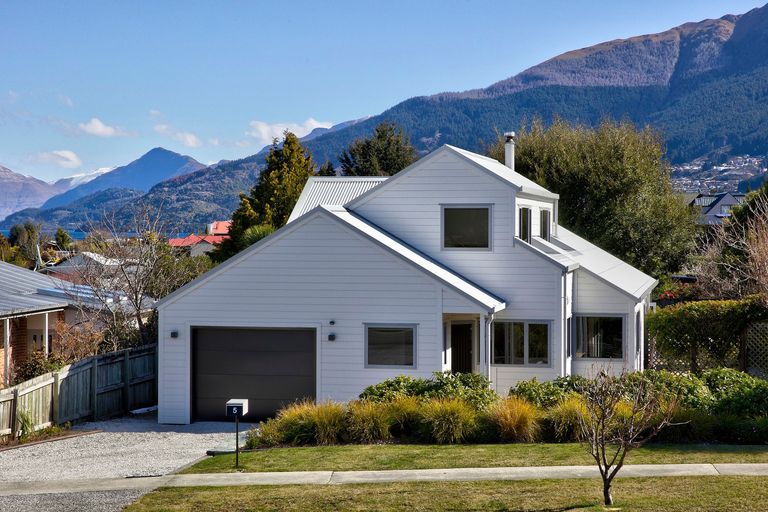 Photo of property in 5 Cedar Drive, Kelvin Heights, Queenstown, 9300
