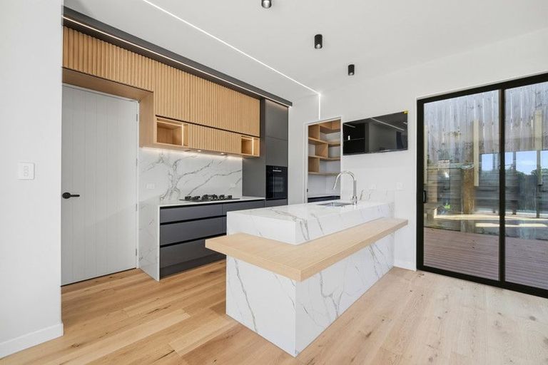 Photo of property in 2/8 Park Rise, Campbells Bay, Auckland, 0630
