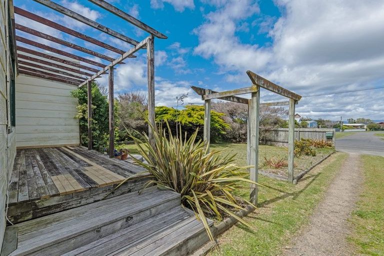 Photo of property in 3 Linklater Avenue, Foxton Beach, Foxton, 4815