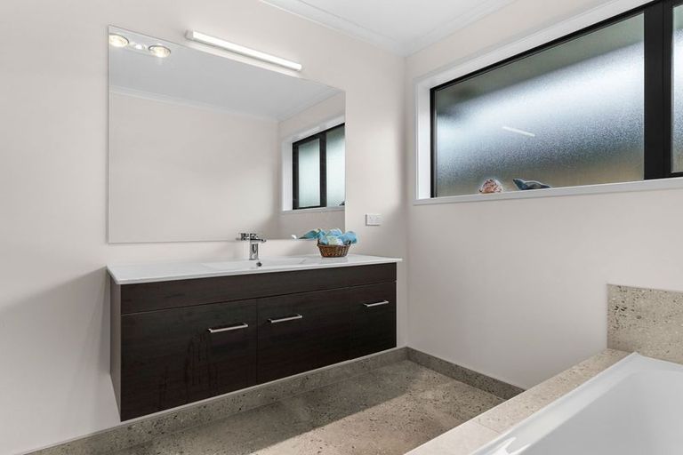 Photo of property in 98 Kaurinui Crescent, One Tree Point, 0118