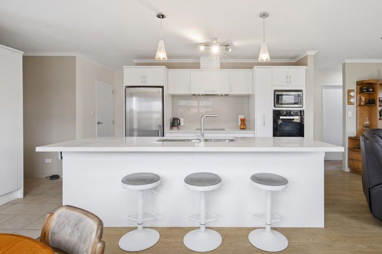 Photo of property in 25 Ripple Grove, Waiuku, 2123