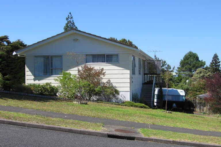 Photo of property in 17 Deverell Place, Northcross, Auckland, 0632